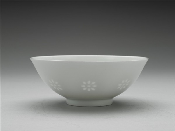 白瓷剔透菊花紋碗