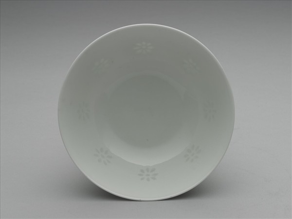 白瓷剔透菊花紋碗