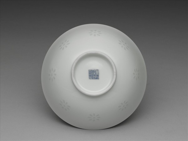 白瓷剔透菊花紋碗