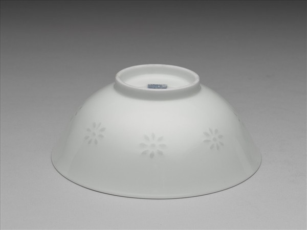 白瓷剔透菊花紋碗