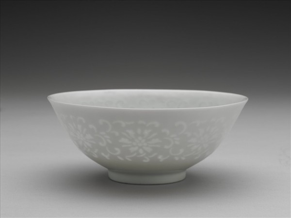 白瓷剔透番蓮紋碗