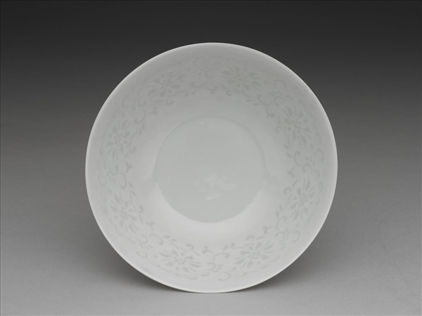 白瓷剔透番蓮紋碗