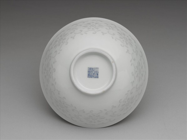 白瓷剔透番蓮紋碗