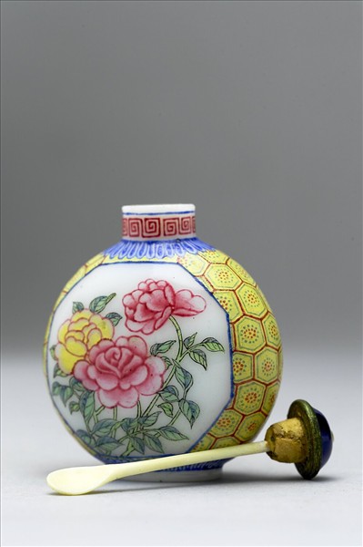 玻璃胎畫琺瑯花卉紋鼻煙壺
