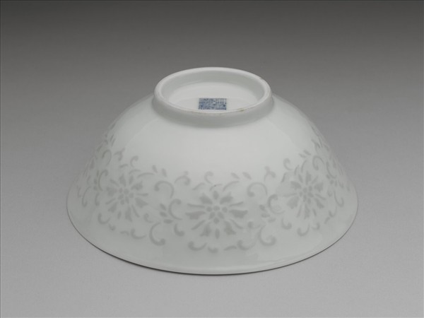 白瓷剔透番蓮紋碗