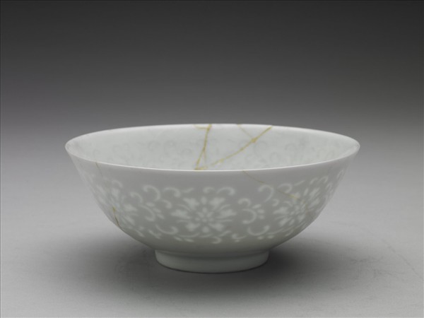 甜白釉透花番蓮紋碗