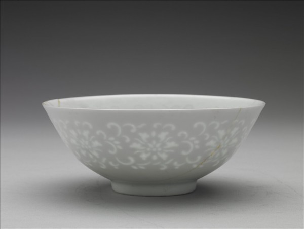 甜白釉透花番蓮紋碗