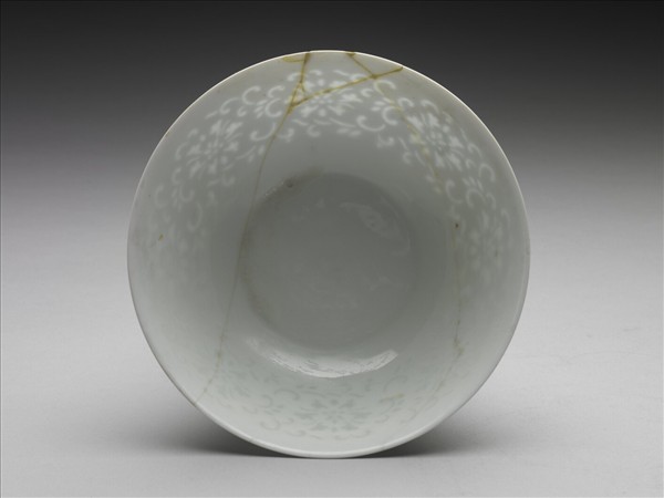 甜白釉透花番蓮紋碗