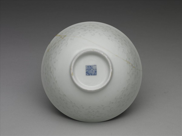 甜白釉透花番蓮紋碗