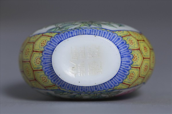 玻璃胎畫琺瑯花卉紋鼻煙壺