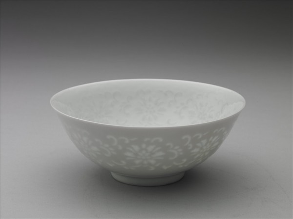 白瓷剔透番蓮紋碗