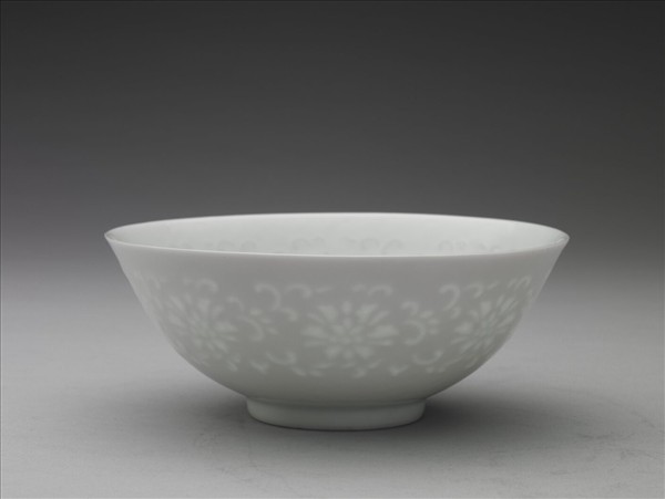 白瓷剔透番蓮紋碗