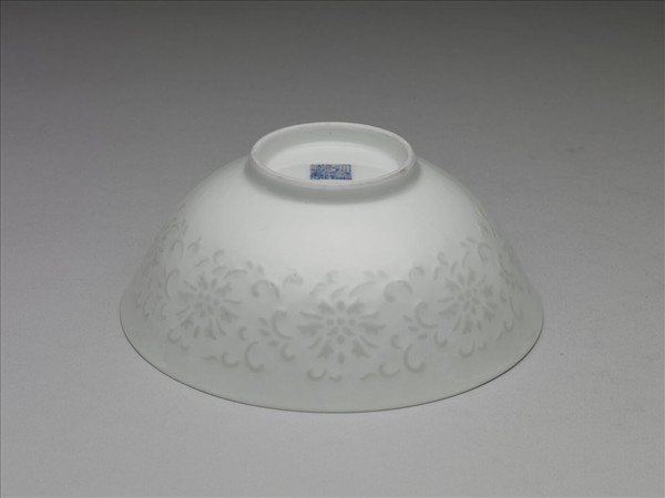 白瓷剔透番蓮紋碗