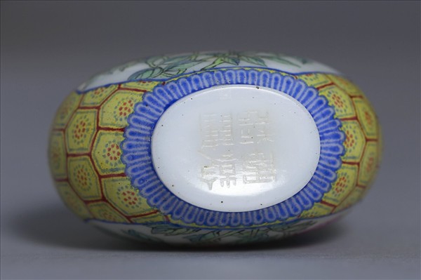 玻璃胎畫琺瑯花卉紋鼻煙壺