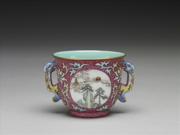 洋彩紅錦地開光山水圖雙耳杯