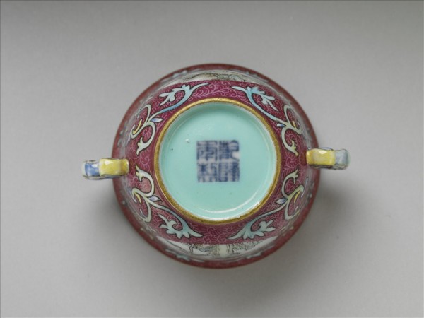 洋彩紅錦地開光山水圖雙耳杯