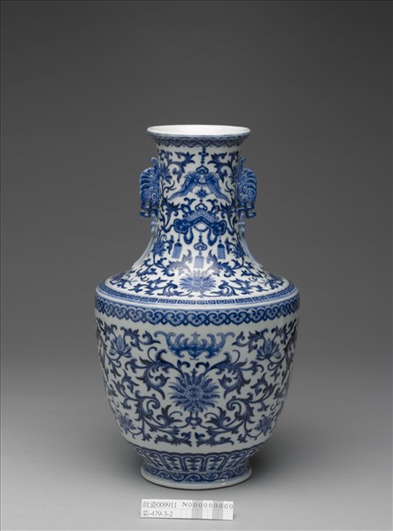 青花番蓮紋龍耳瓶