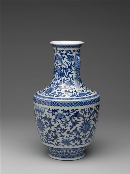 青花番蓮紋龍耳瓶