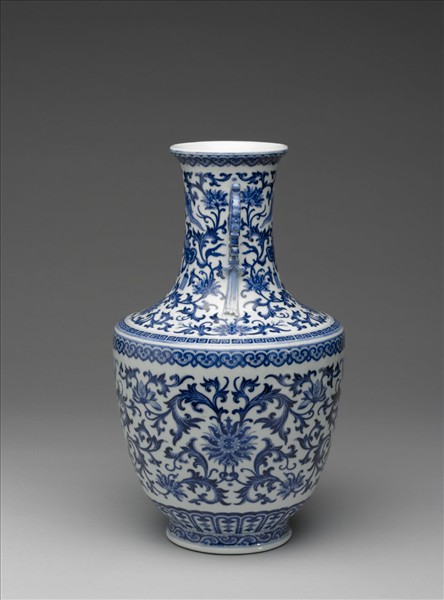 青花番蓮紋龍耳瓶