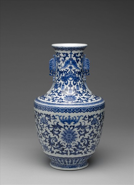 青花番蓮紋龍耳瓶