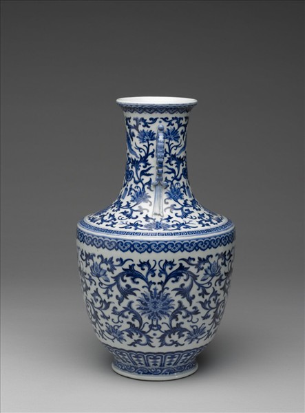 青花番蓮紋龍耳瓶