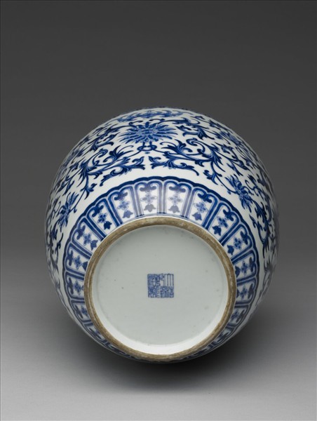 青花番蓮紋龍耳瓶