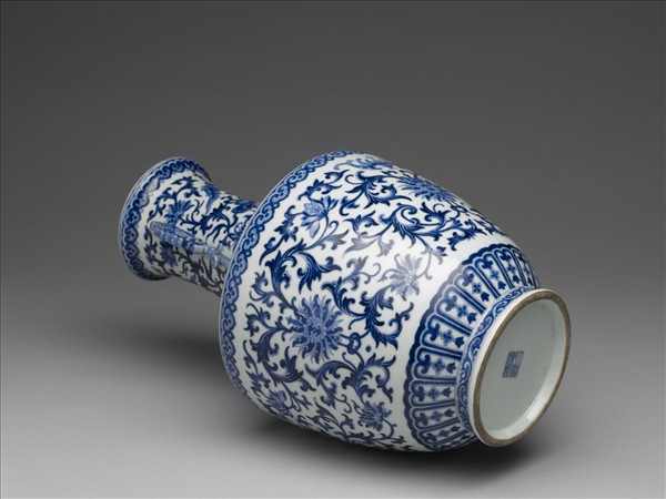 青花番蓮紋龍耳瓶