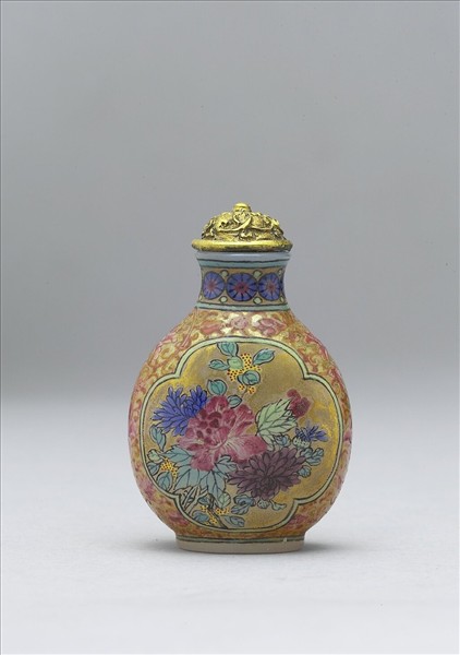 玻璃胎畫琺瑯金地三秋圖鼻煙壺