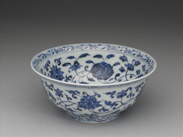 青花纏枝花卉紋碗