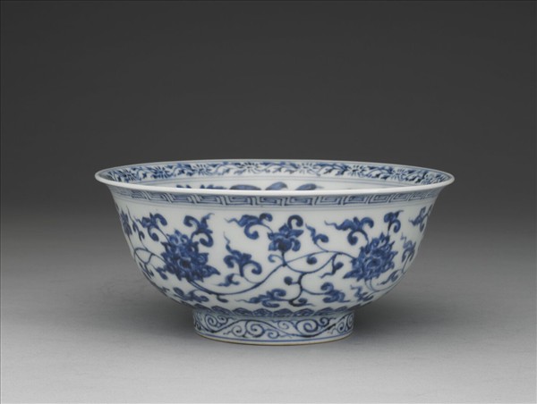 青花纏枝花卉紋碗