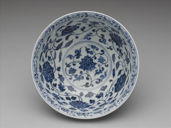 青花纏枝花卉紋碗