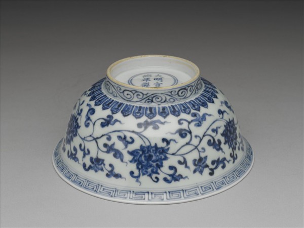 青花纏枝花卉紋碗