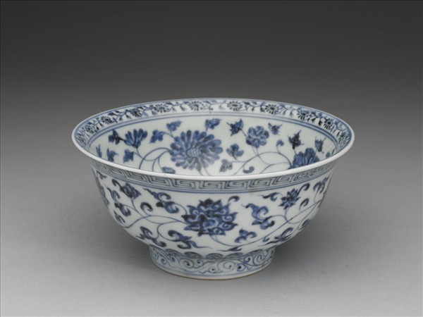 青花纏枝花卉紋碗