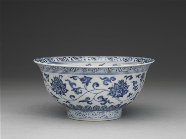 青花纏枝花卉紋碗