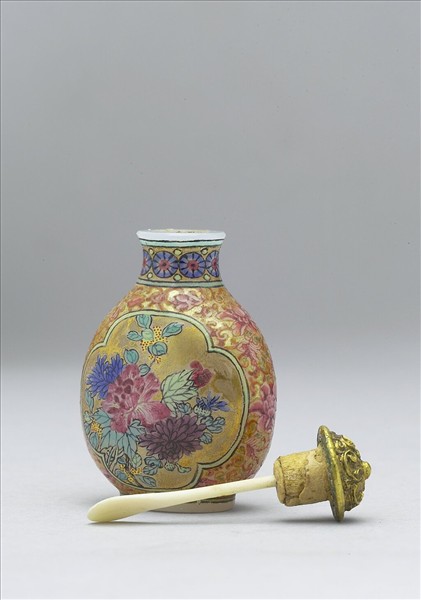 玻璃胎畫琺瑯金地三秋圖鼻煙壺