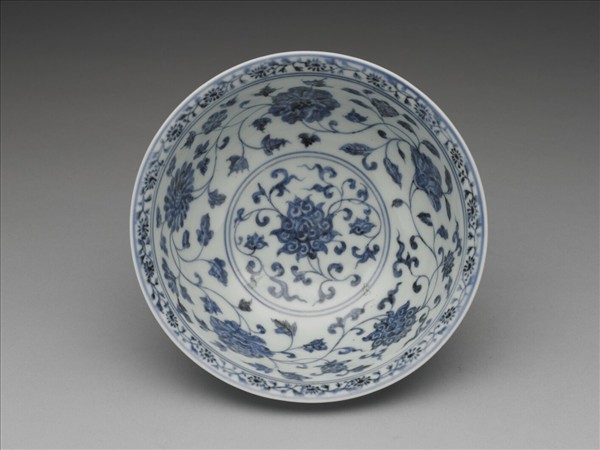 青花纏枝花卉紋碗
