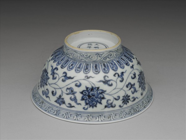 青花纏枝花卉紋碗