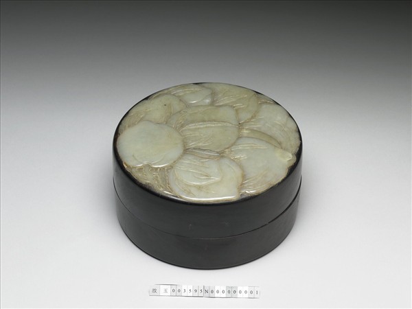 紫檀嵌玉桃圓形木盒