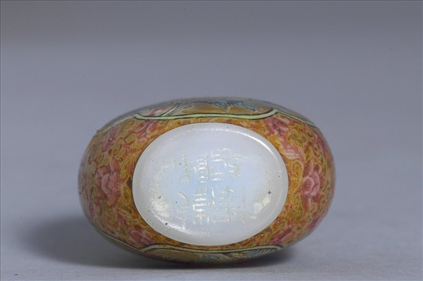 玻璃胎畫琺瑯金地三秋圖鼻煙壺