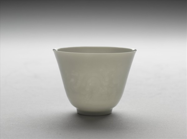 甜白釉雙龍紋杯