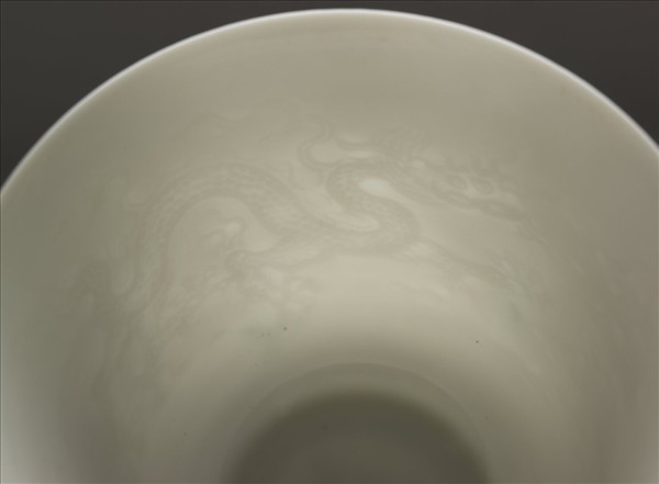 甜白釉雙龍紋杯