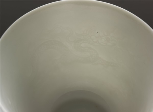 甜白釉雙龍紋杯