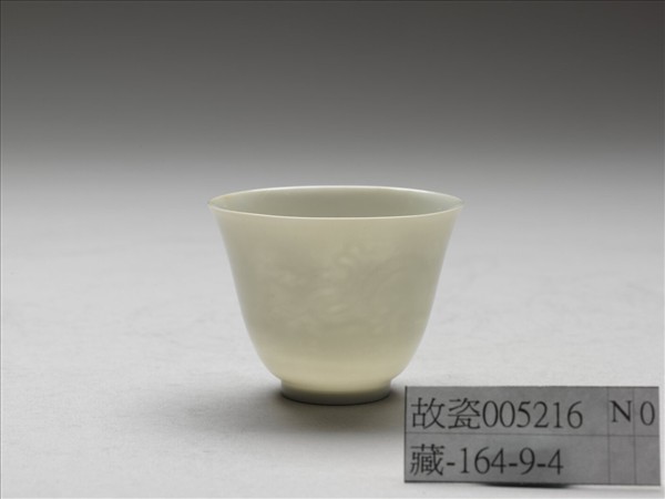 甜白釉雙龍紋杯