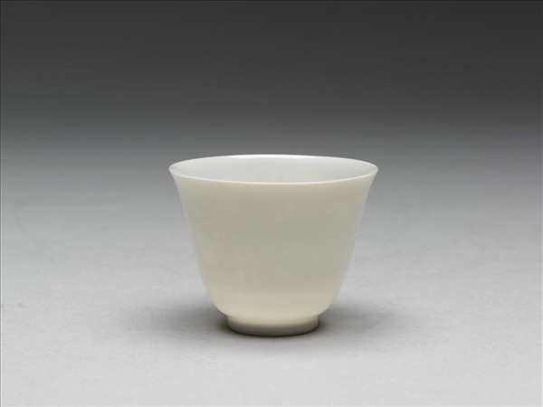 甜白釉雙龍紋杯