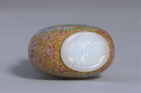 玻璃胎畫琺瑯金地三秋圖鼻煙壺