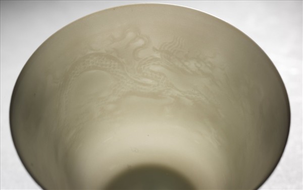 甜白釉雙龍紋杯