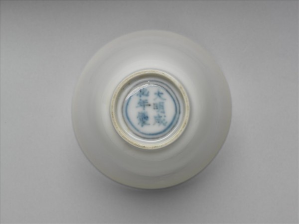 甜白釉雙龍紋杯