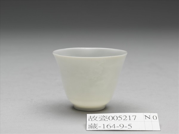 甜白釉雙龍紋杯