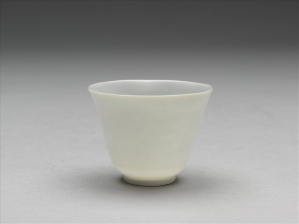 甜白釉雙龍紋杯