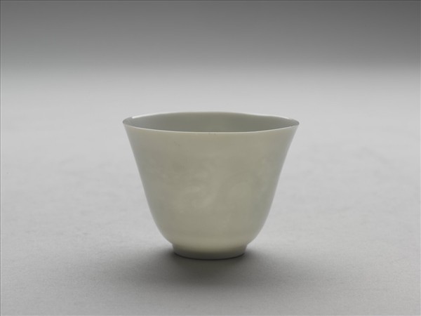 甜白釉雙龍紋杯